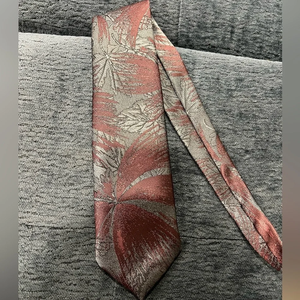 Oscar de la Renta Red and Silver Leaf Tie Vintage Silk Blend EUC Holiday Tie